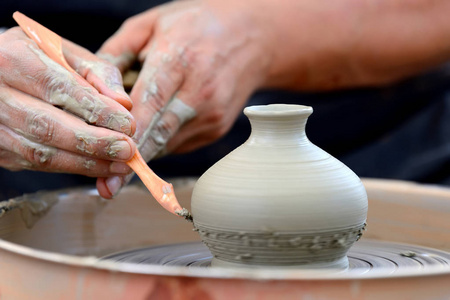 波特制作陶瓷壺在陶輪上