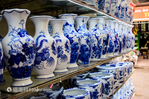 BatTrang古陶瓷村一家商店上的波特產(chǎn)品