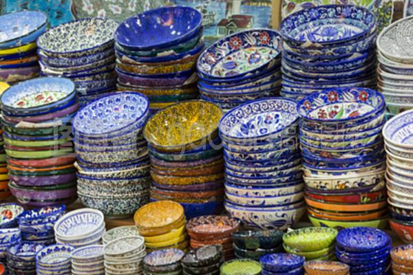大集市上的傳統(tǒng)土耳其陶瓷