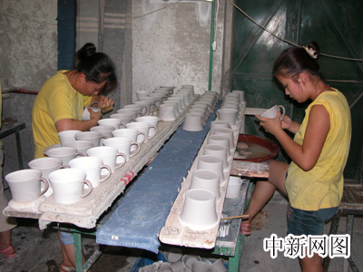 組圖:記者等參觀唐山海格雷陶瓷公司骨質(zhì)瓷產(chǎn)品