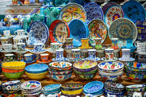 集市中不同種類的多彩土耳其陶瓷器